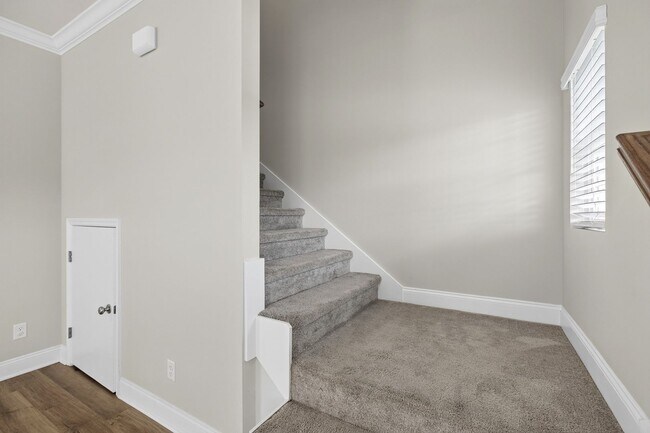 Building Photo - Luxury Townhome