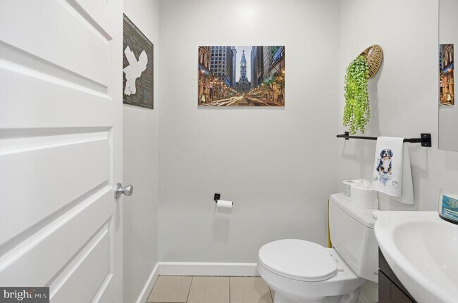 Building Photo - 2568 Collins St