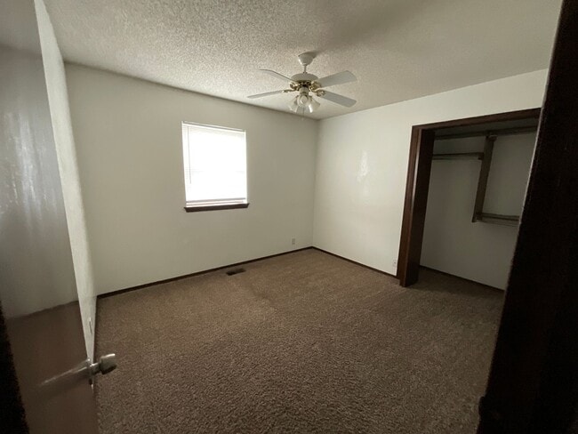 Building Photo - 3 bed, 2 bath, 2 car garage