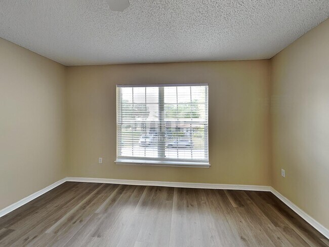 Building Photo - 130 Appleby St NE