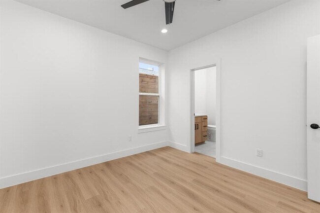 Building Photo - 1805 Sakowitz St