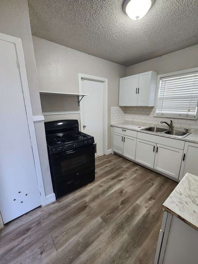 Building Photo - 2 bed 1 bath home, 1 car garage