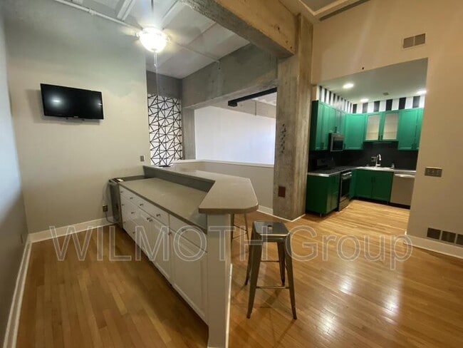 Building Photo - 611 N Park Ave