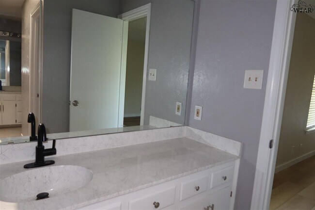 Building Photo - 5030 Edgecliff Dr