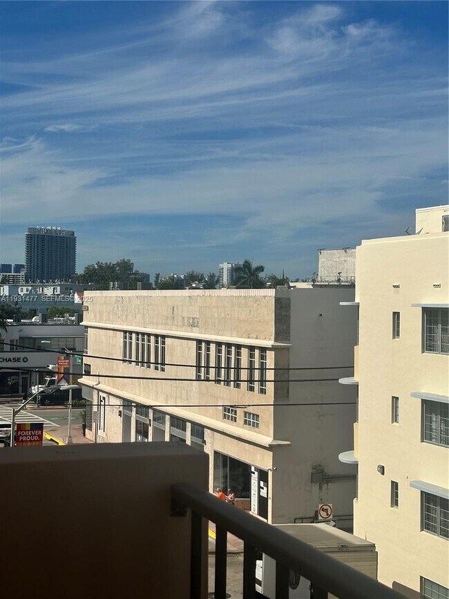 Building Photo - 1150 Collins Ave