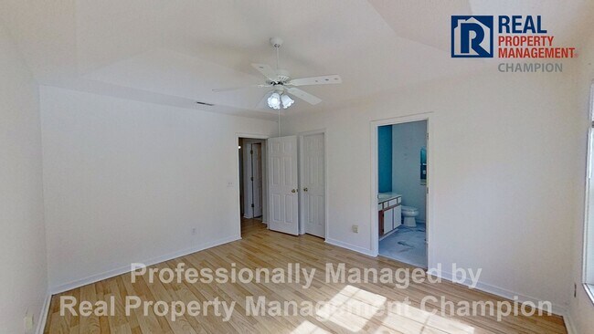 Building Photo - Spacious 3 BD/3 BA Home with Open Floorpla...