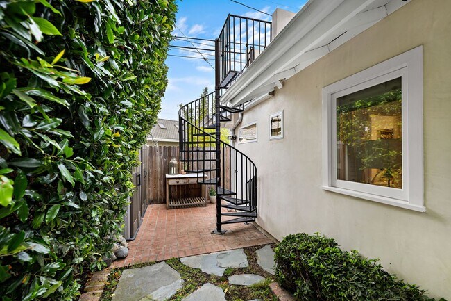 Building Photo - 806 S Ola Vista