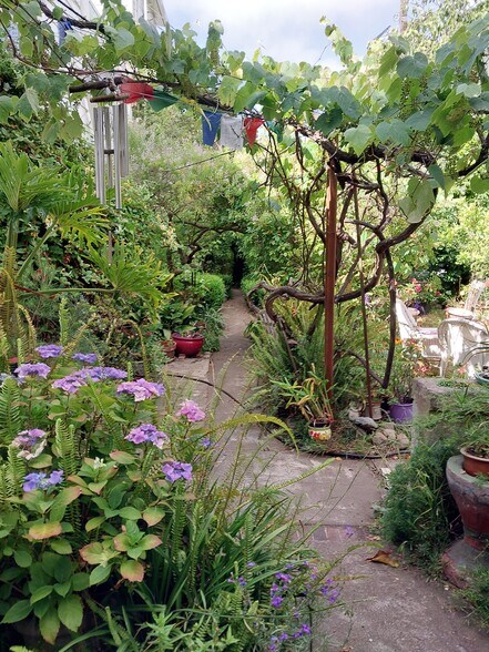 Building Photo - 1110 Hollister Ave