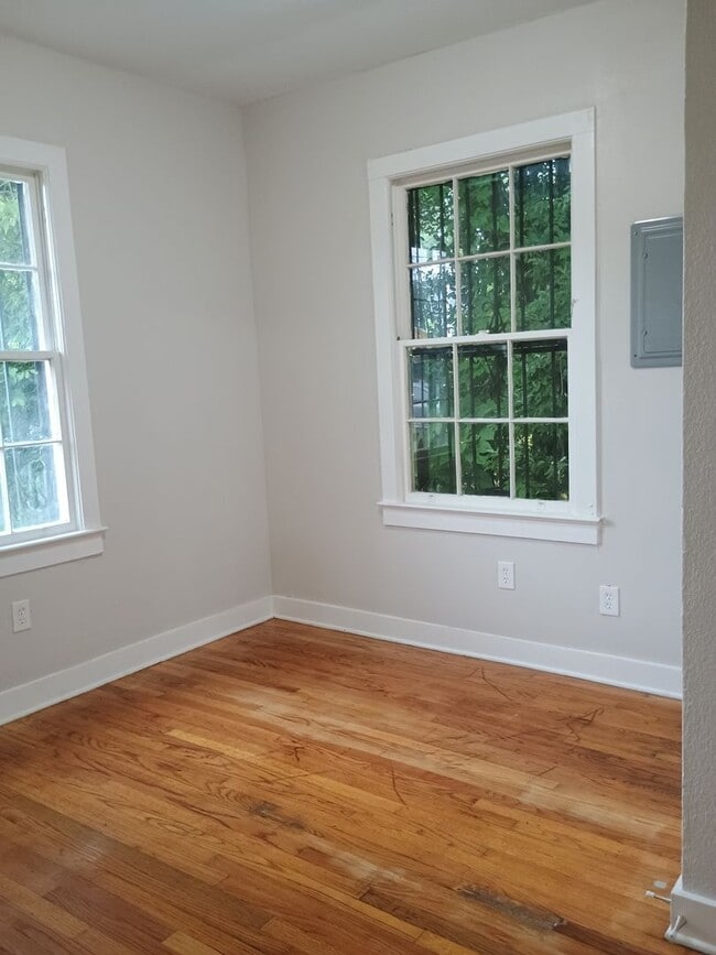 Building Photo - Five bedroom rental