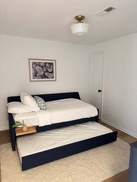 Twin trundle bedroom - 26 East St