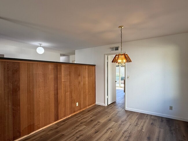 Building Photo - Sunnyvale home with central air and new LV...
