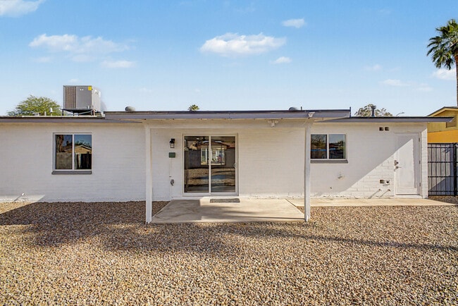 Building Photo - 3430 E Poinsettia Dr