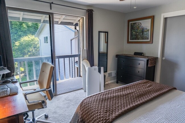 Building Photo - 2Bd/1.5Ba Shoreline Condo