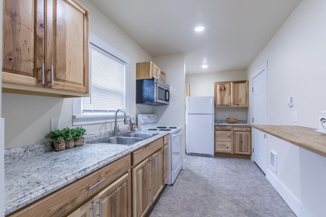 Building Photo - Adorable home with 3 Units in Tacoma