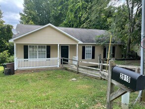 Building Photo - SW Updated Home - Wood Laminate Flooring, Front Porch & Deck!