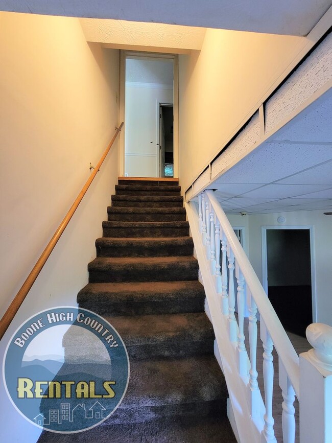 Building Photo - Gorgeous 3bd/2.5ba House With Included Downstairs Apartment