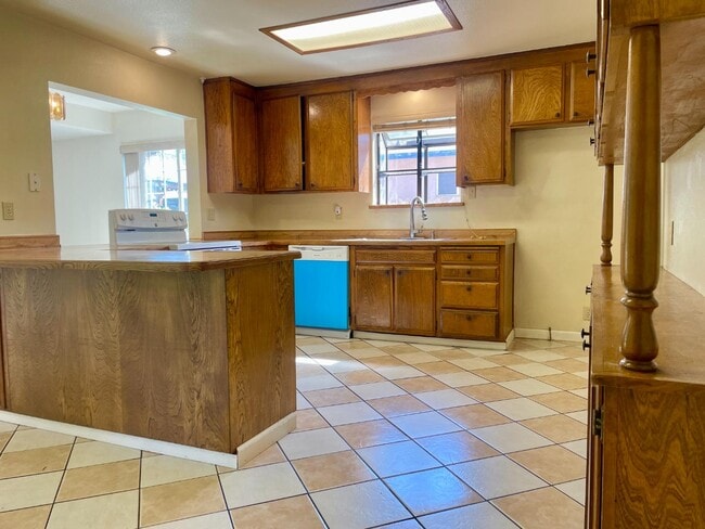 Building Photo - 1375 Mitchell Ln