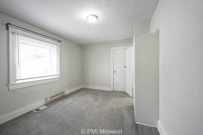 Building Photo - Charming 2-Bed, 2-Bath Duplex in Indianapolis
