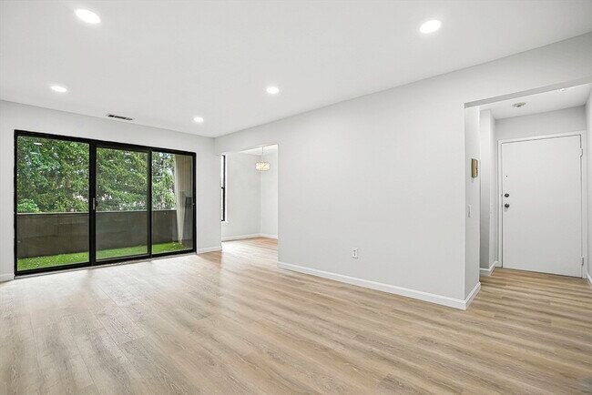 Building Photo - 2 Shrewsbury Green Dr