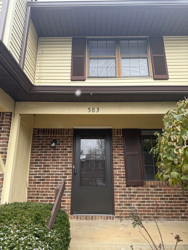 Building Photo - 3 Bedroom/2.5 bath Townhome Located on Bloomington's Southside - Available April 2026!