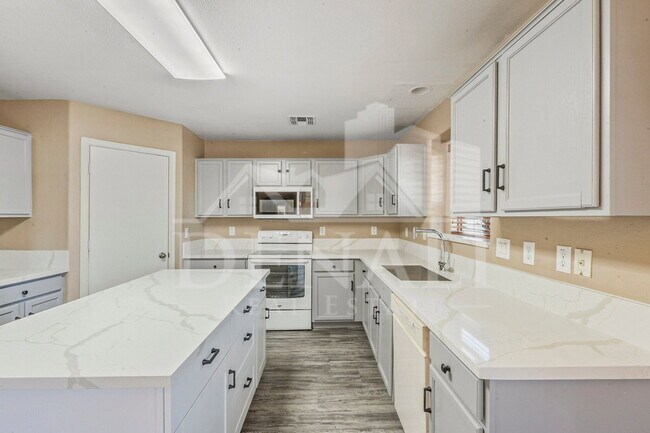 Building Photo - 1090 E Taylor Trail