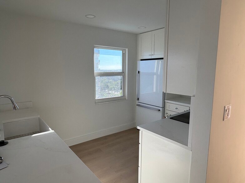 Building Photo - 1069 Hillsboro Mile