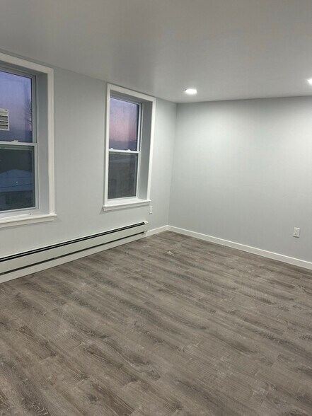 Building Photo - 533 W State St