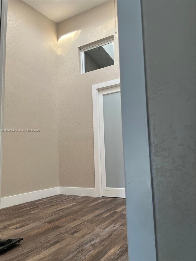 Building Photo - 2645 Parkview Dr S