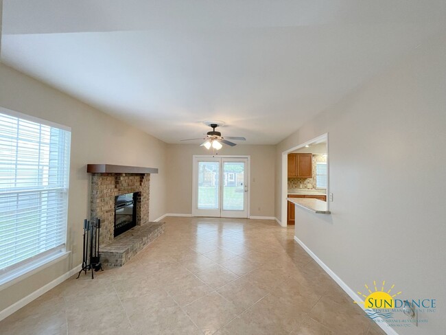 Building Photo - Beautiful 3 Bedroom Townhouse Close to Bot...