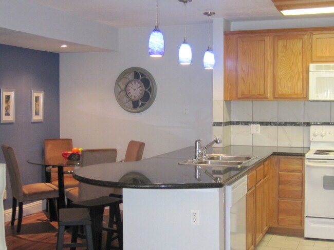 Building Photo - 2/1 Executive Condo