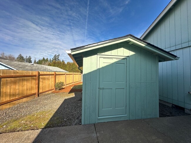 Building Photo - Well-Maintained Three Bedroom Home in West Salem