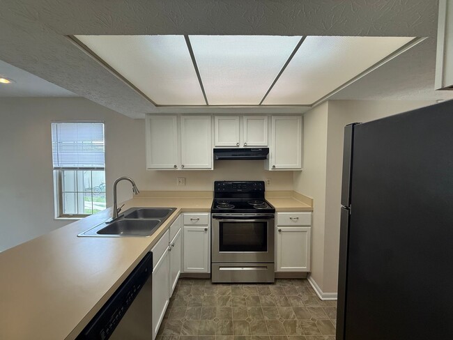 Building Photo - 5931 Shadow Lake Cir