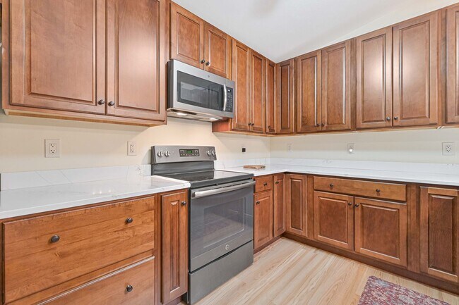 Building Photo - NOW AVAILABLE - 2/2 + Den Villa - 2 Car Ga...
