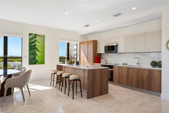 Building Photo - 701 Valencia Ave