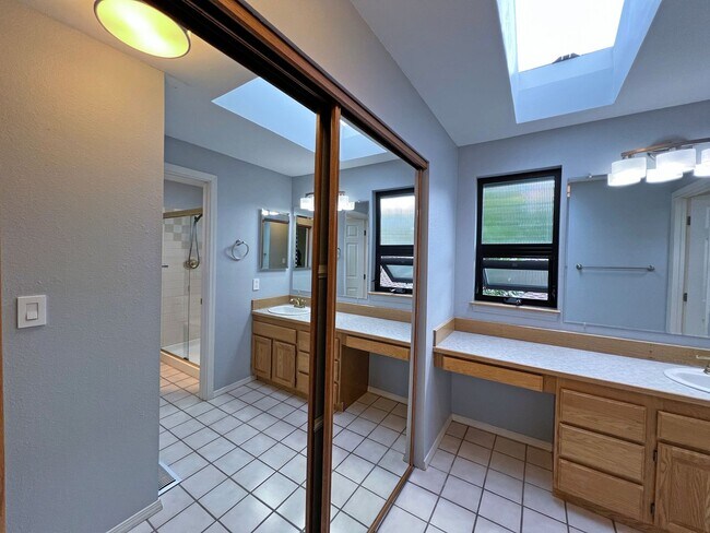 Building Photo - Gorgeous 3 Bedroom 2 Bath Home in Desirable Fairwood, Renton