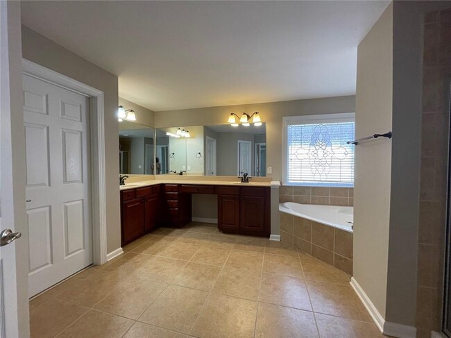 Building Photo - 2871 Royston Dr