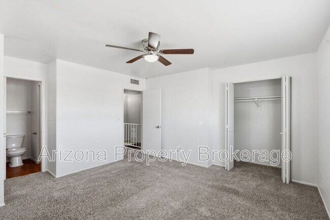 Building Photo - 245 E Vine Cir