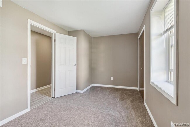 Building Photo - 500 Trombley Rd