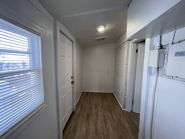 Building Photo - 2104 26th St