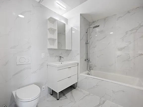 Building Photo - 684 Dean St