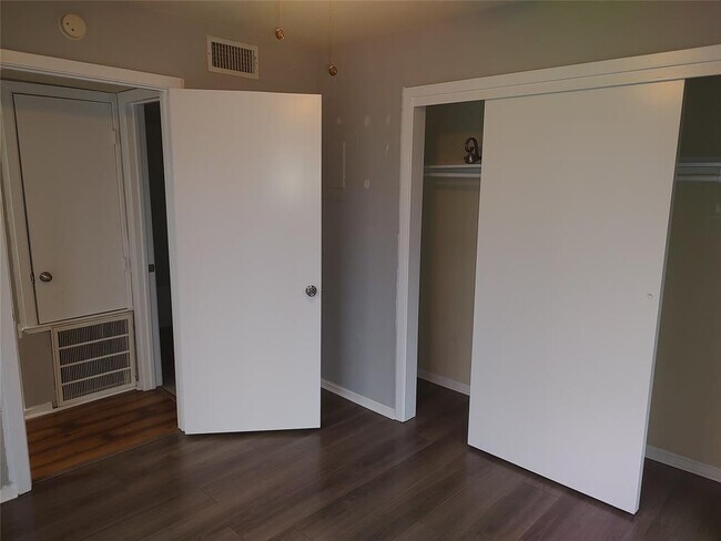 Building Photo - 1514 Parker Ln