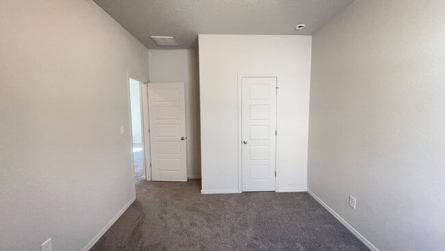 Building Photo - Beautiful UPGRADED 3bedroom 2 bathroom Home Fully Equipped With Everything You Need!