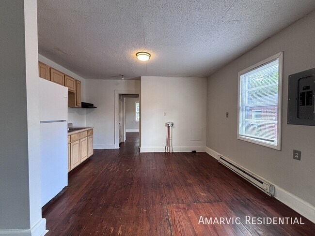 Building Photo - 407 Dexter St
