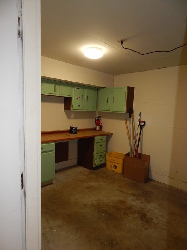 Building Photo - Fabulous TH with Garage! Great Location!