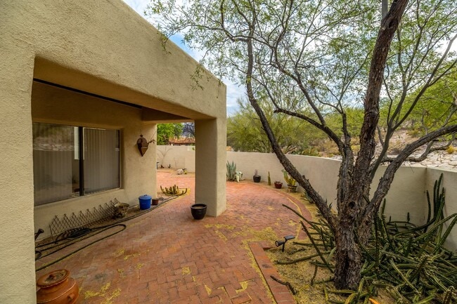 Building Photo - Single Story Foothills Home with Brand New Carpet in all Bedrooms!