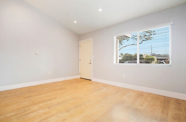 Building Photo - Olive Avenue Triplex