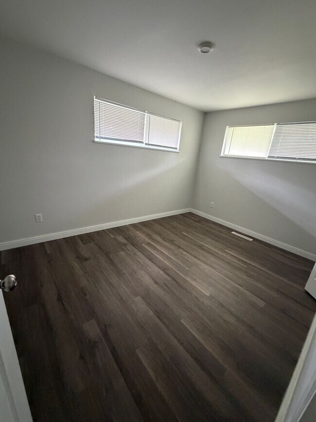 Building Photo - Updated 3 bedroom/2 Full Bath Huber Heights Ranch