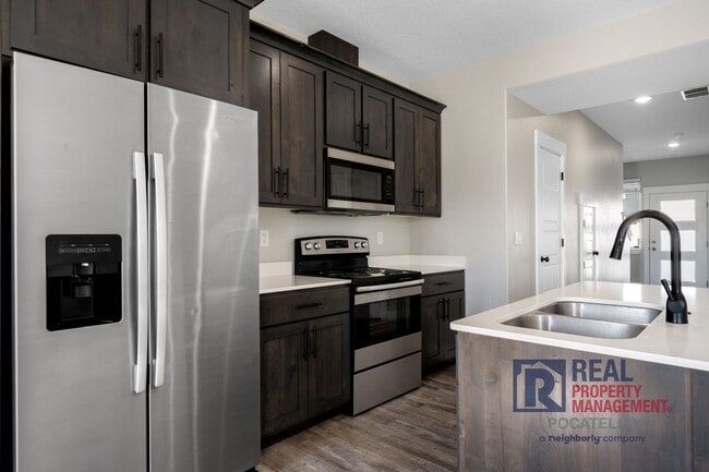 Building Photo - 3 Bedroom 2.5 Bathroom Town Home - 1 Car Garage - dog negotiable