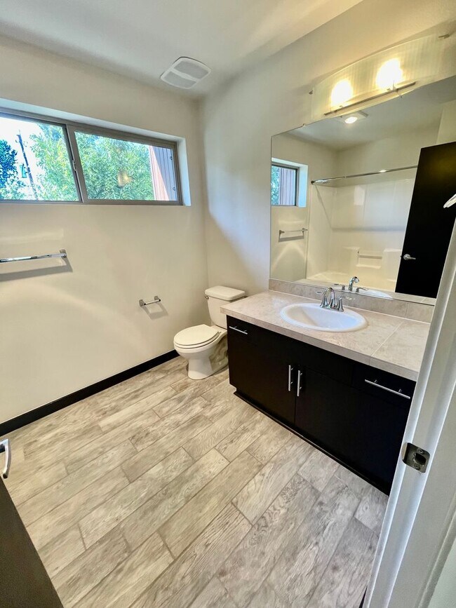 Building Photo - ** HALF MONTH'S FREE RENT **Modern 3bd/2.5...