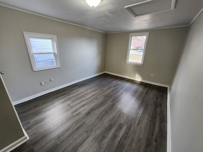 Building Photo - Spacious 3-Bedroom, 2-Bathroom Home AVAILA...